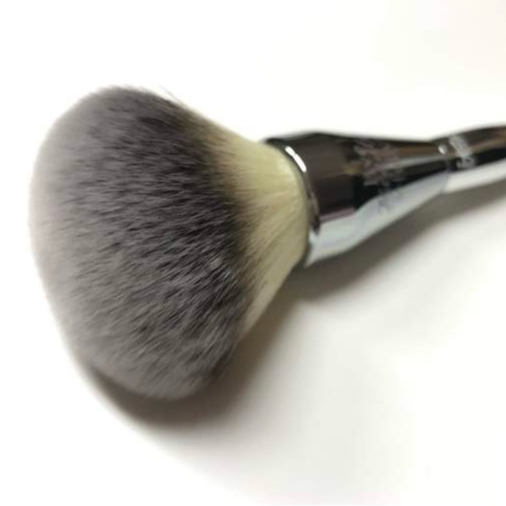It Cosmetics Love Beauty Powder Brush 211 - Picture 2 of 6